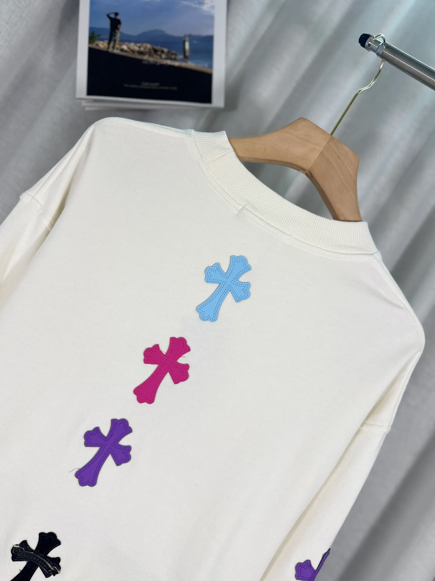 P260 top version, real shot without P, ​​different from market currency) 𝗖𝗵𝗿𝗼𝗺𝗲 𝗛𝗲𝗮𝗿𝘁𝘀/Cro Heart 2025 washed patch embroidery autumn and winter new original single counter American laser burnt 3D three-dimensional color embroidered couple casual sweatshirt 👑The highest version! Customized fabric 420g tripe terry fabric! American acid-washed and distressed original fabric laser burnt ✟appliqué embroidery and exquisite embroidery of letters! The best-selling model in the counter, very comfortable to wear. Accessories: original molded and authenticated collar label➕100% silk wash label. Genuine purchase-grade original hangtag➕matching hanging rope➕3D hanging beads➕original packaging bag. Craftsmanship: The original version has consistent wiring! The highest version of the armhole matching technique! Color: White Black Size: S M L XL Style No.: 9303